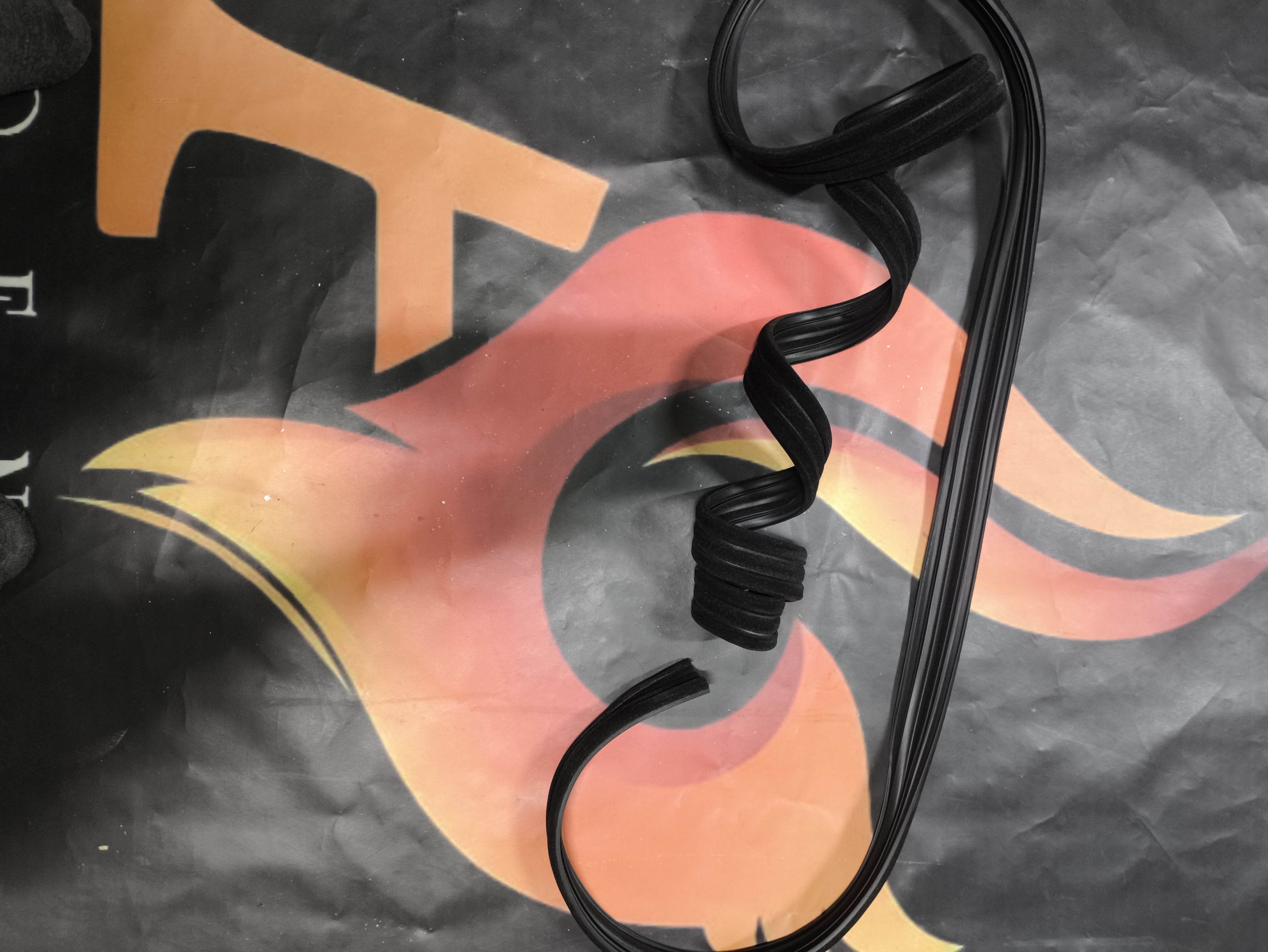 نوار ماهوتی دور شیشه درب های پیکان